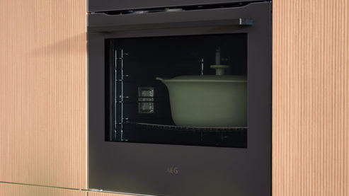 Einbauküche Interliving aus Holz in Holzfarben Interliving Küche Serie 3075 mit AEG-Einbaugeräten Stripe Wood Crema & Weiß – zweizeilig