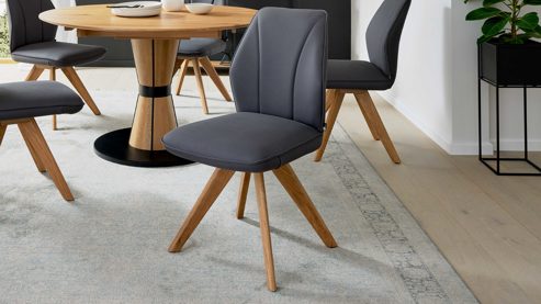 Polsterstuhl Interliving aus Stoff in Dunkelgrau Interliving Esszimmer Serie 5102 – Polsterstuhl graphitfarbene Mikrofaser Atlantis & Wildeiche