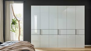 Kleiderschrank Interliving aus Holz in Weiß Interliving Schlafzimmer Serie 1033 – Kleiderschrank 605 weißes Glas & Holz – sechs Türen, Breite ca. 300 cm