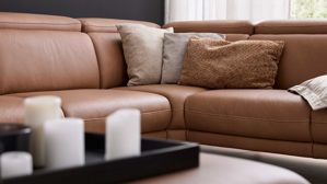 Ecksofa Interliving aus Leder in Braun Interliving Sofa Serie 4461 - Ecksofa haselnussfarbenes Leder Punch & schwarze Aluminiumfüße - Stellfläche ca. 292 x 244 cm