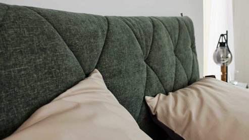 Boxspringbett Interliving aus Stoff in Grün Interliving Bettensystem Serie 1420 - Boxspringbett moosgrüne Chenille Toni & schwarze Holzfüße - Liegefläche ca. 180 x 200 cm