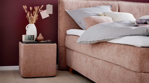 Nachttisch Interliving aus Stoff in Rosa Interliving Boxspringbett Serie 1420 - Nachtkonsole mit Induktionsladefeld sienafarbene Chenille Toni & schwarzes Holz - ca. 48 x 50 cm