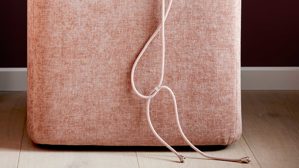 Nachttisch Interliving aus Stoff in Rosa Interliving Boxspringbett Serie 1420 - Nachtkonsole mit Induktionsladefeld sienafarbene Chenille Toni & schwarzes Holz - ca. 48 x 50 cm