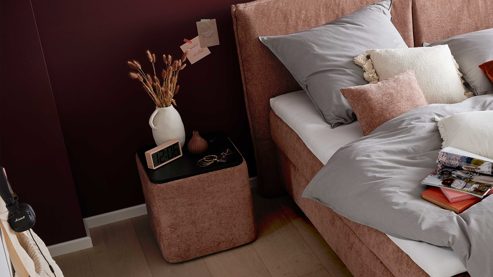 Nachttisch Interliving aus Stoff in Rosa Interliving Boxspringbett Serie 1420 - Nachtkonsole mit Induktionsladefeld sienafarbene Chenille Toni & schwarzes Holz - ca. 48 x 50 cm