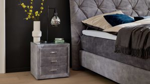 Nachtkommode Interliving aus Stoff in Grau Interliving Boxspringbett Serie 1420 - Nachtkonsole mit Schubladen silberfarbener Strickvelours Auri - drei Schubladen, Breite ca. 48 cm