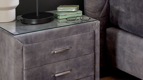 Nachtkommode Interliving aus Stoff in Grau Interliving Boxspringbett Serie 1420 - Nachtkonsole mit Schubladen silberfarbener Strickvelours Auri - drei Schubladen, Breite ca. 48 cm